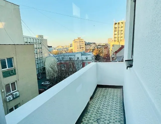 Your Deluxe In Center Apartment *