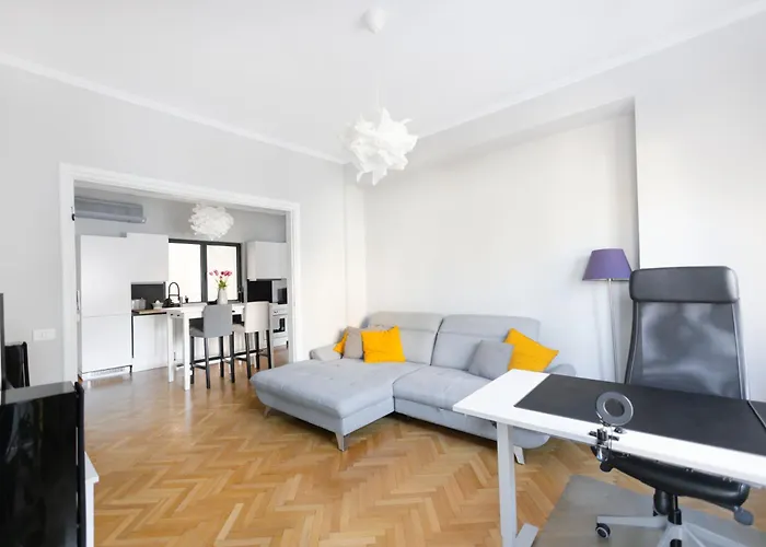 Your Deluxe In Center Apartment *