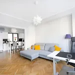 Your Deluxe In Center Apartman *