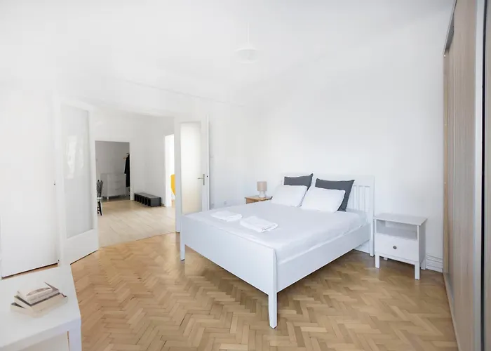 Your Deluxe In Center *